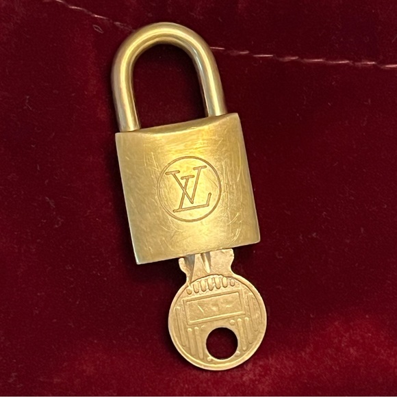 Vintage LV Lock & Key #210 - Picture 2 of 5